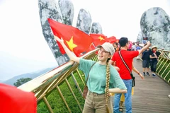 Foreigners on Golden Bridge in Da Nang city (Photo: VNA)